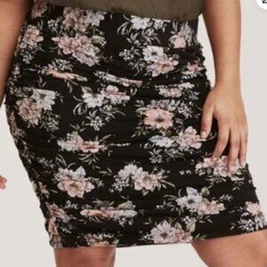 Torrid black floral rouched shirred stretch skirt size 1